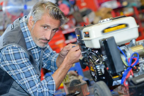 Working in a hardware store — Stock Photo, Image