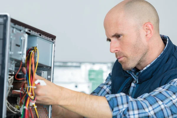 Técnico de unidade de computador e montar — Fotografia de Stock