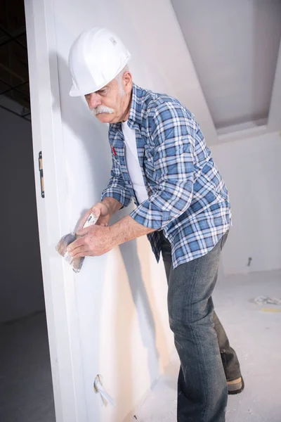 Builder puts väggen — Stockfoto