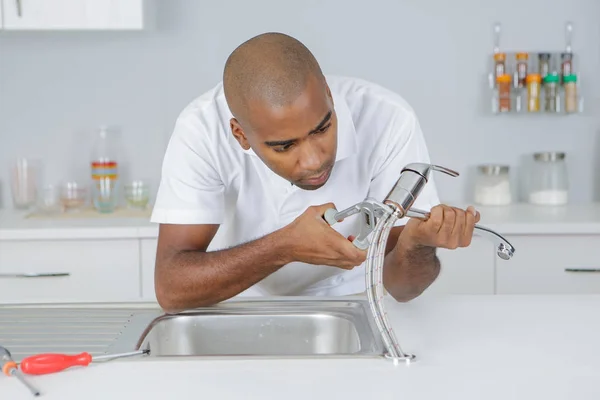 Adam bir lavabo bağlantı sabitleme — Stok fotoğraf