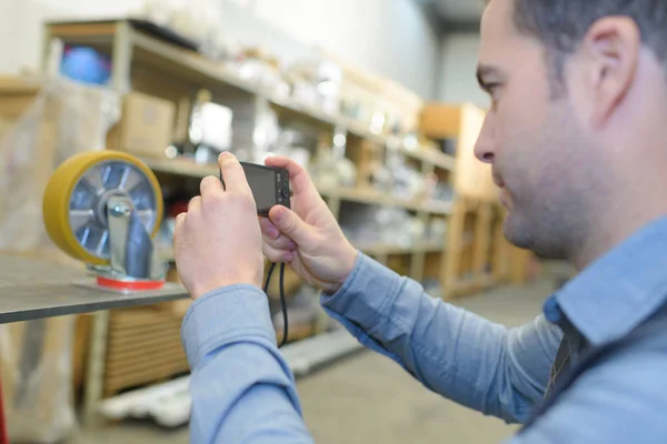 Engenheiro usando um tablet digital para tirar uma foto — Fotografia de Stock