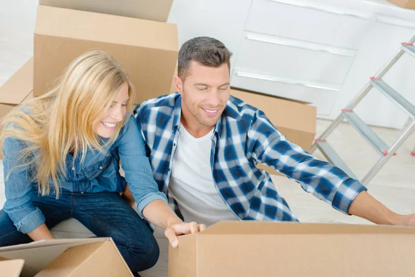 Casal animado mudando para casa — Fotografia de Stock