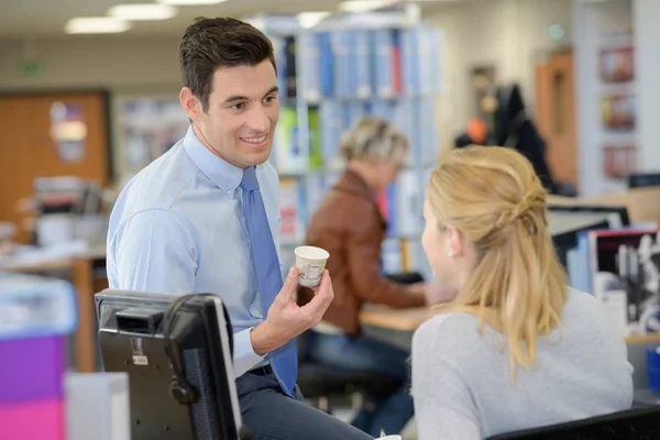 Flirten in het kantoor — Stockfoto