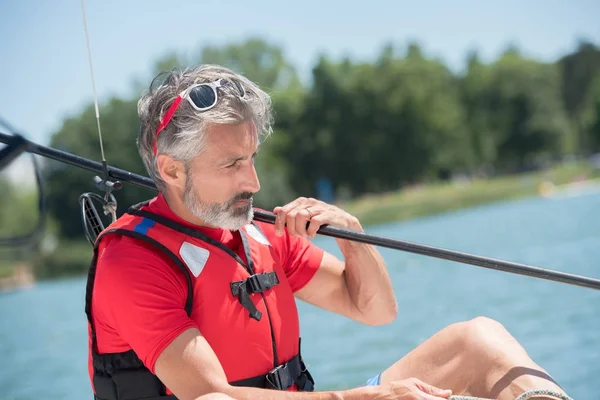 Hombre navegando en el río en el soleado día de verano —  Fotos de Stock