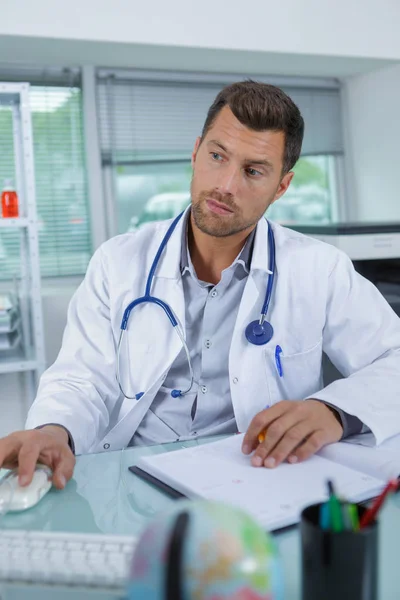 Doctor examining medical results to computer — Stock Photo, Image