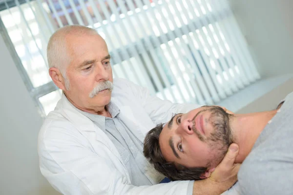 Doctor manipulando el cuello del paciente — Foto de Stock