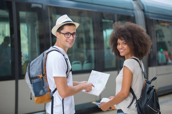 Couple of tourists reading city map — Stock Photo, Image