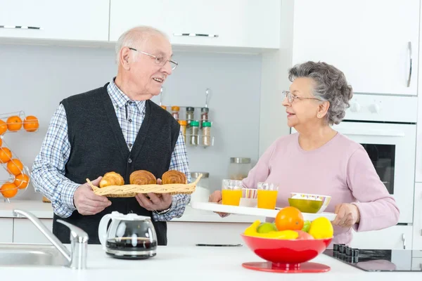 Gelukkige oude paar met koffie samen — Stockfoto