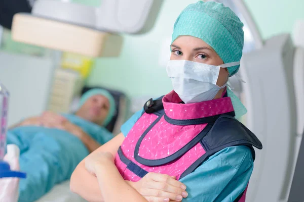 Een chirurg poseren en werk — Stockfoto