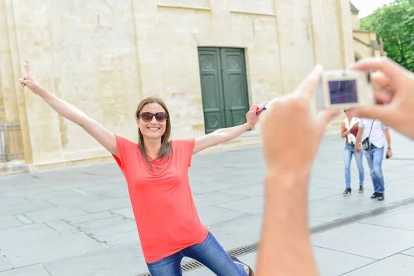 Frau springt für ein Foto — Stockfoto