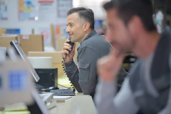 Lagerchefen på telefonen i ett lagerställe — Stockfoto