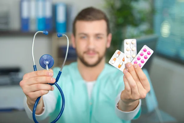 Médecin tenant des pilules et médecin — Photo