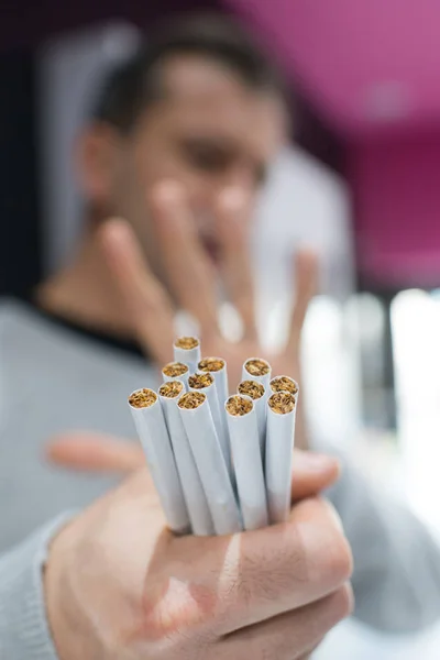 Sigaretten in mans hand — Stockfoto