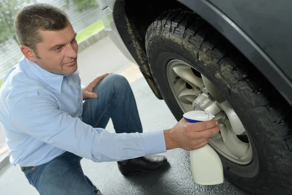 男子清洁他的汽车轮辋 — 图库照片