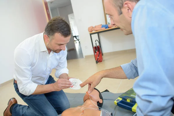 Hombres que practican primeros auxilios — Foto de Stock