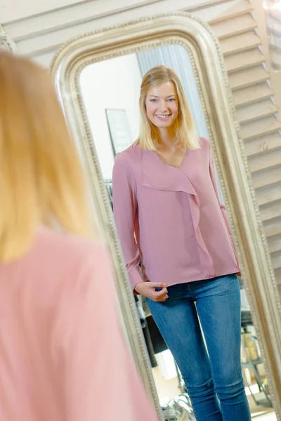 Ragazza guardando se stessa nello specchio — Foto Stock