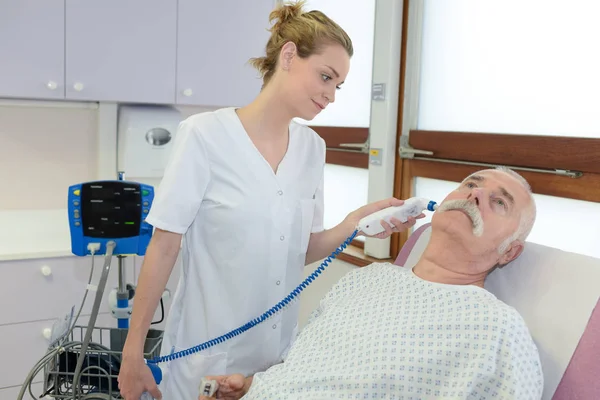 Verpleegkundige scheren senior man in het ziekenhuis — Stockfoto