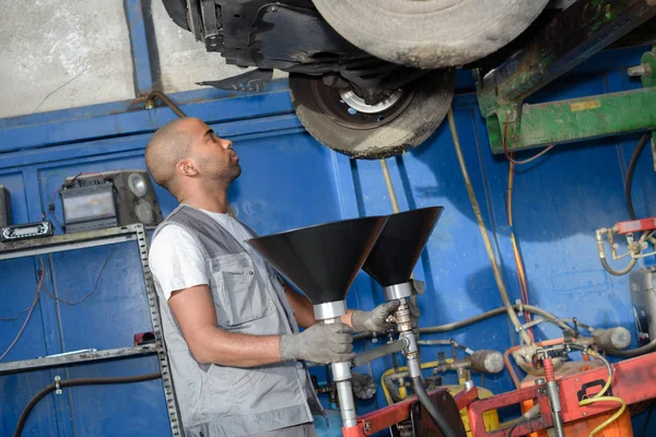 Diesel mekaniker inspekterar ett fordon — Stockfoto