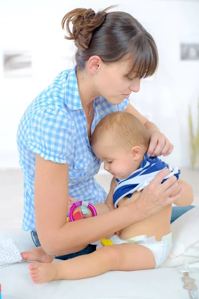 Mutlu anne ve küçük bebek oğlu — Stok fotoğraf