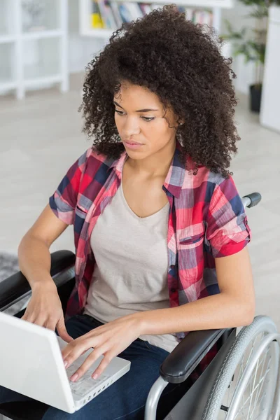 Junges Mädchen im Rollstuhl surft im Internet — Stockfoto