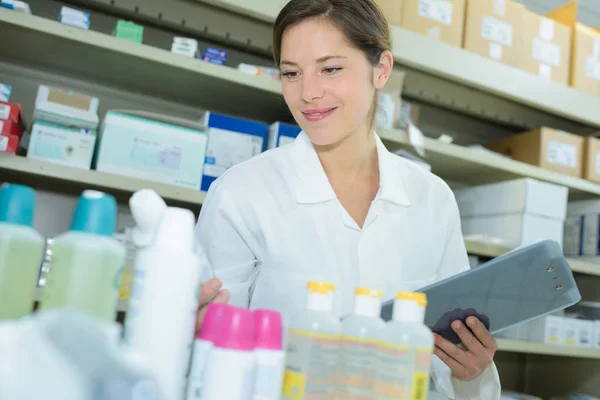 Leende kvinna farmaceut vid arbete — Stockfoto