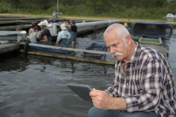 Tapasztalt halgazdaság kezelő holding tabletta — Stock Fotó