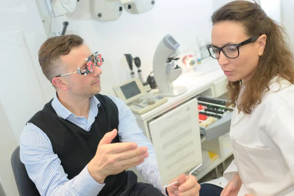 Patienten lesen Text beim Augentest beim Optiker — Stockfoto