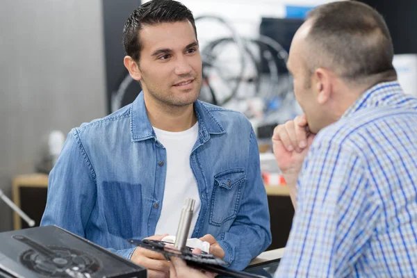 Especialista en soporte técnico hablando con un cliente — Foto de Stock