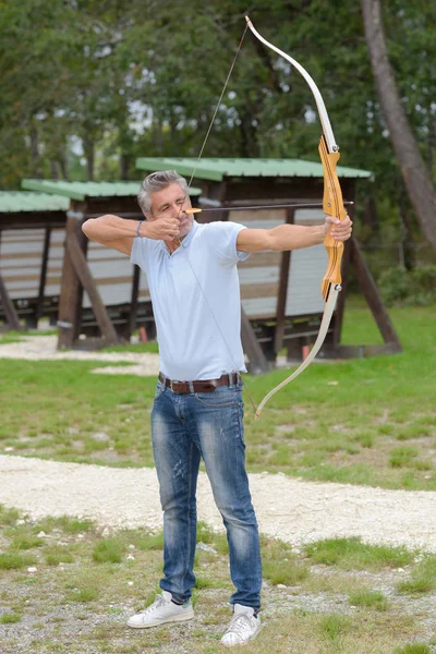 Mužské archer zamířil — Stock fotografie