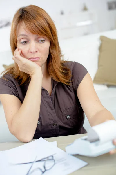 Verzweifelte Frau leidet unter Stress bei der Abwicklung häuslicher Buchhaltung — Stockfoto