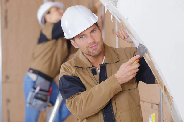 Homme plâtrier mur de rénovation — Photo