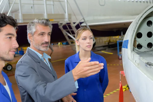 Att ge instruktioner till lärlingarna — Stockfoto