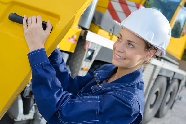 Dame im Führerhaus eines Schwerfahrzeugs — Stockfoto