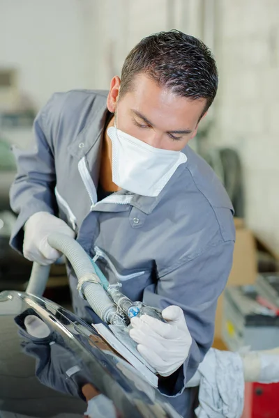 Mechanic polishing a car frame — Stock Photo, Image