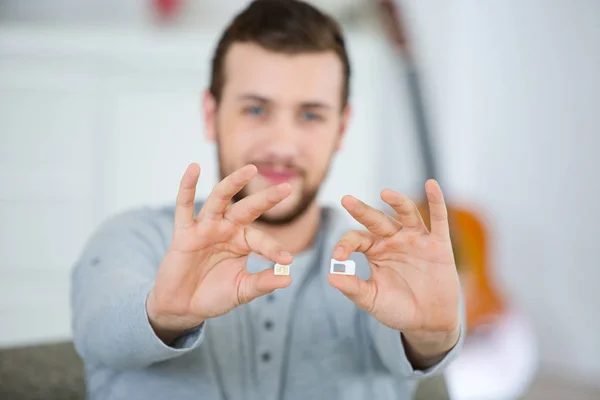 Man holding a mobile phone card — Stock Photo, Image