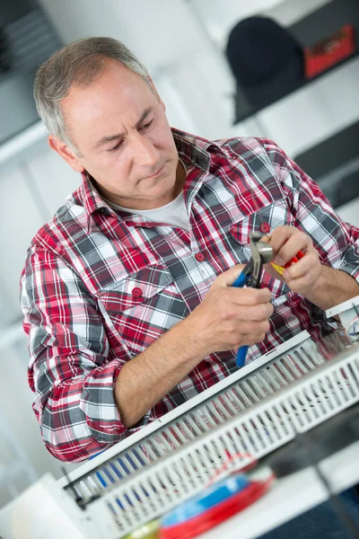Senior-Mechaniker in einer Werkstatt — Stockfoto