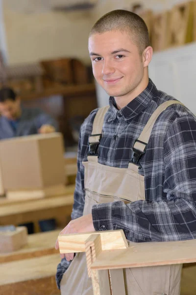 Junger Tischler posiert und schreinert — Stockfoto