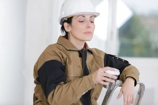 Mujer constructora en un descanso disfrutando del café —  Fotos de Stock