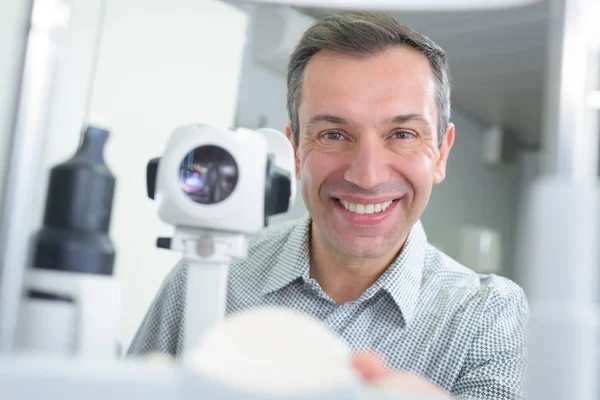 Porträtt av stilig lycklig optiker — Stockfoto