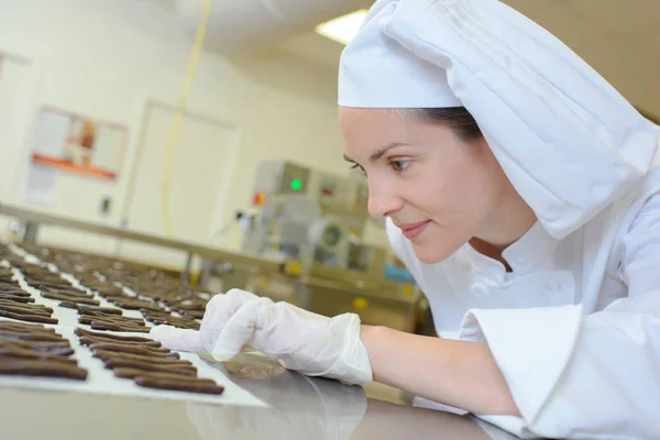 Voorbereiding van chocolade vingers en chocolade — Stockfoto