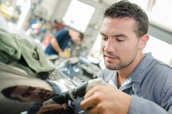 Mechanic buffing roof of car with machine — Stock Photo, Image