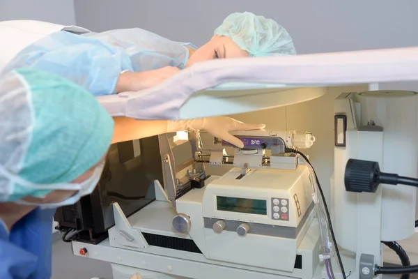 Kadın hastanede yükseltilmiş sedye üzerinde — Stok fotoğraf