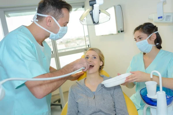 Dentista con paziente di sesso femminile — Foto Stock