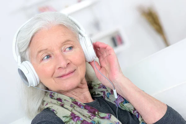 Bonne vieille femme avec écouteurs — Photo