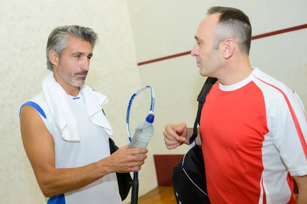 Uomini che giocano a squash e squash — Foto Stock