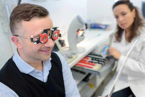 Maschio adulto visita un optometrista — Foto Stock