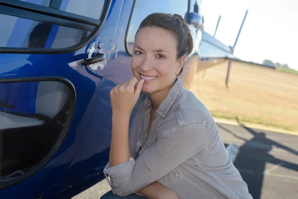 Porträt einer Frau im Hubschrauber — Stockfoto