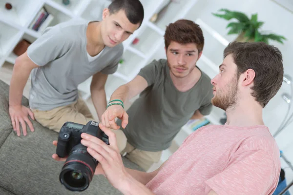 Junge Männer blicken in die Kamera — Stockfoto