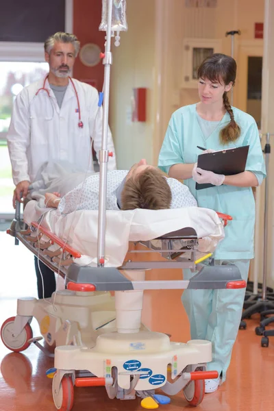 Notfallpatient auf die Intensivstation — Stockfoto