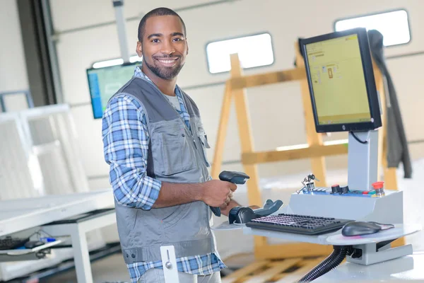 Mann scannt ein Material — Stockfoto